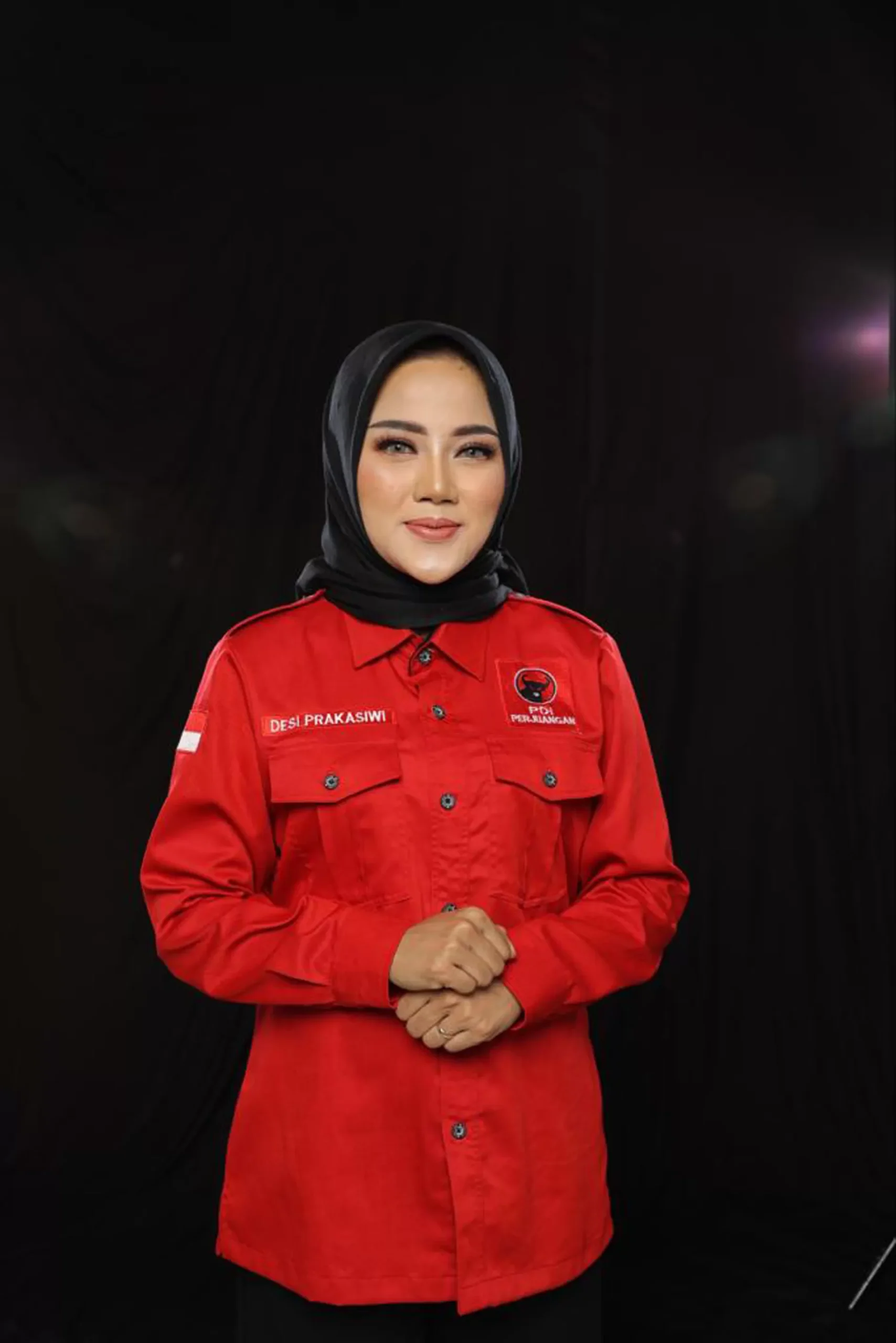 Pemilihan Umum adalah salah satu momen penting dalam kehidupan berbangsa dan bernegara. Di Banyuwangi, salah satu nama yang menarik perhatian publik adalah Desi Prakasiwi, seorang calon legislatif (caleg) untuk Dewan Perwakilan Rakyat Daerah (DPRD) Banyuwangi dari daerah pemilihan (Dapil) 3. Dengan berbagai latar belakang dan pengalaman, Desi berkomitmen untuk membawa perubahan positif bagi masyarakat. Dalam artikel ini, kita akan membahas lebih dalam mengenai profil Desi Prakasiwi, visi dan misinya, tantangan yang dihadapi, serta harapan masyarakat terhadap dirinya sebagai caleg. Melalui penjelasan mendetail ini, diharapkan pembaca dapat memahami lebih jauh mengenai peran penting caleg dalam pembangunan daerah. Profil Desi Prakasiwi Desi Prakasiwi lahir dan besar di Banyuwangi, di tengah-tengah masyarakat yang kaya akan budaya dan tradisi. Sebagai sosok yang peka terhadap isu-isu sosial, Desi telah aktif dalam berbagai organisasi masyarakat dan kegiatan sosial sejak usia muda. Ia memiliki latar belakang pendidikan yang baik, dengan gelar sarjana di bidang ilmu sosial. Pengalaman kerjanya mencakup posisi di beberapa lembaga non-pemerintah yang fokus pada pemberdayaan masyarakat. Sebagai seorang caleg, Desi Prakasiwi memiliki komitmen terhadap pembangunan berkelanjutan dan peningkatan kualitas hidup masyarakat di Dapil 3. Dia percaya bahwa pendidikan dan kesehatan adalah dua pilar utama yang harus diperhatikan demi kemajuan suatu daerah. Dengan pengalaman dan latar belakangnya, Desi bertekad untuk membawa suara rakyat ke dalam kebijakan publik. Di samping latar belakang pendidikan dan pengalamannya, Desi dikenal sebagai sosok yang ramah dan mudah bergaul. Ia sering terjun langsung ke masyarakat, mendengarkan aspirasi dan keluhan mereka, serta berusaha mencari solusi atas berbagai permasalahan yang ada. Kepeduliannya terhadap lingkungan juga sangat tinggi, dan ia berkomitmen untuk mengedukasi masyarakat tentang pentingnya menjaga kelestarian alam. Visi dan Misi Desi Prakasiwi Desi Prakasiwi memiliki visi yang jelas dalam mencalonkan diri sebagai anggota DPRD Banyuwangi. Visi utamanya adalah untuk menciptakan masyarakat yang sejahtera, adil, dan berkelanjutan. Dalam mencapai visi tersebut, Desi menetapkan beberapa misi strategis yang akan dijalankan jika terpilih sebagai caleg. Misi pertama adalah meningkatkan akses pendidikan berkualitas bagi seluruh lapisan masyarakat. Desi percaya bahwa pendidikan adalah kunci untuk membuka peluang dan meningkatkan kualitas hidup. Ia berencana untuk berkolaborasi dengan pemerintah daerah dalam menyediakan fasilitas pendidikan yang memadai, termasuk pelatihan bagi tenaga pengajar dan dukungan bagi siswa berprestasi. Misi kedua adalah memperbaiki sistem kesehatan di Banyuwangi. Desi menyadari bahwa kesehatan masyarakat adalah faktor penting dalam menentukan tingkat kesejahteraan. Oleh karena itu, ia berkomitmen untuk memperjuangkan anggaran yang lebih besar bagi sektor kesehatan, terutama untuk puskesmas dan rumah sakit di Dapil 3. Selain itu, ia akan mendorong program-program kesehatan preventif yang melibatkan masyarakat. Misi ketiga adalah mendorong partisipasi masyarakat dalam proses pengambilan keputusan. Desi ingin agar masyarakat lebih terlibat dalam perencanaan pembangunan. Dengan membuat forum-forum diskusi dan konsultasi publik, Desi berharap dapat menjembatani komunikasi antara pemerintah dan masyarakat, sehingga aspirasi rakyat dapat diakomodasi dengan baik. Misi terakhir adalah menjaga kelestarian lingkungan hidup. Desi sangat peduli dengan isu-isu lingkungan dan berencana untuk menginisiasi berbagai program yang bertujuan untuk mengurangi dampak perubahan iklim dan menciptakan lingkungan yang lebih bersih dan sehat. Melalui kerja sama dengan berbagai pihak, termasuk organisasi lingkungan, Desi berkomitmen untuk menjaga keindahan alam Banyuwangi. Tantangan yang Dihadapi Dalam menjalankan kampanye politiknya, Desi Prakasiwi tentu menghadapi berbagai tantangan. Salah satu tantangan utama adalah persaingan yang ketat dengan calon legislatif lainnya. Dalam setiap pemilihan, kompetisi untuk mendapatkan suara tidaklah mudah, terutama di daerah yang padat pemilih. Desi perlu memiliki strategi yang tepat untuk menarik perhatian pemilih dan membuktikan bahwa dirinya adalah pilihan terbaik. Tantangan lainnya adalah membangun kepercayaan masyarakat. Dalam konteks politik, isu kepercayaan sering kali menjadi penghalang bagi banyak caleg. Desi harus mampu menunjukkan integritas dan komitmennya kepada masyarakat melalui tindakan nyata, bukan hanya janji-janji kampanye. Hal ini dapat dilakukan dengan menjalin komunikasi yang baik dengan konstituen dan aktif terlibat dalam kegiatan sosial. Selanjutnya, tantangan dalam hal pembiayaan kampanye juga menjadi perhatian. Biaya kampanye yang tinggi sering kali mempengaruhi peluang calon legislatif untuk terpilih. Desi perlu mencari cara untuk mendapatkan dukungan finansial yang memadai, baik melalui sumbangan individual maupun sponsor dari organisasi atau lembaga yang peduli dengan visi dan misinya. Selain itu, tantangan dalam bentuk dinamika politik di Banyuwangi juga perlu diwaspadai. Situasi politik yang berubah-ubah kadang dapat memengaruhi jalannya kampanye. Desi harus tetap sigap dan adaptif dalam menghadapi perubahan yang mungkin terjadi, baik terkait dengan isu-isu lokal maupun kebijakan pemerintah. Harapan Masyarakat Terhadap Desi Prakasiwi Sebagai seorang caleg dari Dapil 3, Desi Prakasiwi membawa harapan besar bagi masyarakat. Banyak warga yang ingin melihat perubahan nyata dalam kehidupan sehari-hari mereka. Harapan masyarakat terhadap Desi mencakup peningkatan akses terhadap layanan publik, seperti pendidikan dan kesehatan, serta peningkatan infrastruktur yang mendukung pertumbuhan ekonomi lokal. Masyarakat juga berharap Desi dapat menjadi jembatan antara pemerintah dan rakyat. Mereka ingin agar suara mereka didengar dan aspirasi mereka dapat terwujud dalam kebijakan yang diambil. Dengan pengalaman dan kepeduliannya, banyak yang percaya bahwa Desi mampu memenuhi harapan tersebut. Harapan lainnya adalah agar Desi dapat menjaga lingkungan sekitar. Masyarakat sangat khawatir tentang dampak negatif dari perubahan iklim dan kerusakan lingkungan. Mereka berharap Desi dapat menginisiasi program-program yang berfokus pada pelestarian alam dan memberikan edukasi kepada publik tentang praktik-praktik ramah lingkungan. Dengan berbagai harapan yang disematkan pada dirinya, Desi Prakasiwi diharapkan tidak hanya menjadi wakil suara, tetapi juga sebagai agen perubahan yang membawa dampak positif bagi masyarakat Banyuwangi, khususnya di Dapil 3.