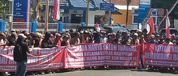 Massa Demo DPRD Banyuwangi Tolak Kotak Kosong Pilkada 2024