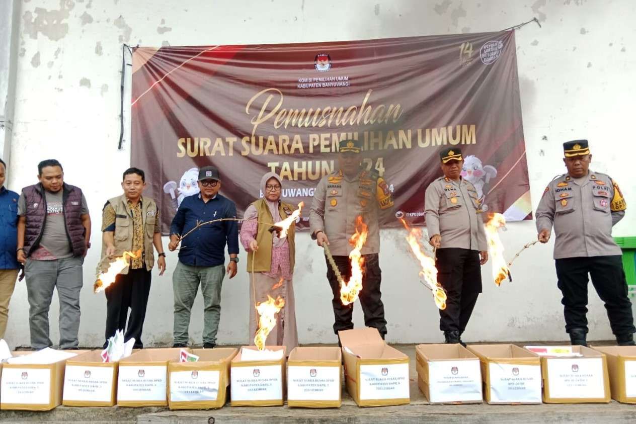 KPU Banyuwangi Musnahkan Ribuan Surat Suara Pemilu 2024 Rusak