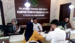 Kantor Kementerian Agama (Kemenag) Kabupaten Banyuwangi memiliki peran yang sangat penting dalam mengelola urusan keagamaan di wilayah tersebut. Sebagai lembaga pemerintah yang bertanggung jawab atas pengembangan dan pengaturan kehidupan beragama, Kemenag berupaya untuk menciptakan harmoni antarumat beragama serta meningkatkan kualitas pelayanan di bidang agama. Dalam artikel ini, kita akan menggali lebih dalam mengenai Kemenag Kabupaten Banyuwangi, termasuk sejarah, fungsi, program, serta tantangan yang dihadapi dalam menjalankan tugasnya. 1. Sejarah dan Perkembangan Kantor Kementerian Agama Kabupaten Banyuwangi Kantor Kementerian Agama Kabupaten Banyuwangi memiliki sejarah yang panjang dan kaya yang berakar dari perkembangan agama di Indonesia. Sejak masa penjajahan, kegiatan keagamaan di Banyuwangi sudah dimulai dengan munculnya berbagai organisasi keagamaan. Seiring dengan kemerdekaan Indonesia, pemerintah mulai membentuk lembaga yang khusus menangani urusan agama, termasuk di Banyuwangi. Pada tahun 1945, setelah proklamasi kemerdekaan, Kemenag mulai merintis langkah-langkah untuk menyusun struktur organisasi yang lebih terintegrasi. Kantor Kemenag Kabupaten Banyuwangi resmi dibentuk pada tahun 1960, dengan tujuan untuk mengkoordinasikan dan mengawasi semua kegiatan yang berkaitan dengan kehidupan beragama di daerah tersebut. Sejak saat itu, Kemenag Banyuwangi terus berupaya untuk meningkatkan layanan kepada masyarakat, baik dalam aspek pendidikan agama, pelayanan ibadah, maupun pengawasan organisasi keagamaan. Perkembangan teknologi dan informasi juga turut mempengaruhi operasional Kemenag Kabupaten Banyuwangi. Di era digital ini, Kemenag tidak hanya mengandalkan pendekatan konvensional dalam menyampaikan informasi kepada masyarakat. Mereka mulai memanfaatkan media sosial dan platform online lainnya untuk menjangkau masyarakat yang lebih luas. Dengan demikian, masyarakat dapat dengan mudah mengakses informasi mengenai kebijakan, program, dan kegiatan yang dilakukan oleh Kemenag. Kantor Kemenag Kabupaten Banyuwangi juga berperan aktif dalam mengembangkan kerjasama dengan berbagai organisasi keagamaan dan lembaga swadaya masyarakat. Melalui kerjasama ini, Kemenag berupaya untuk menciptakan sinergi dalam mengatasi berbagai isu keagamaan, termasuk penyuluhan agama, penanggulangan radikalisasi, dan pengembangan toleransi antarumat beragama. 2. Fungsi dan Tugas Kantor Kementerian Agama Kabupaten Banyuwangi Kantor Kementerian Agama Kabupaten Banyuwangi memiliki berbagai fungsi dan tugas yang sangat penting dalam pengembangan kehidupan beragama di daerah tersebut. Salah satu fungsi utama Kemenag adalah mengawasi dan mengatur penyelenggaraan pendidikan agama. Kemenag bertanggung jawab untuk memberikan izin kepada madrasah, pesantren, dan lembaga pendidikan agama lainnya agar dapat beroperasi secara resmi. Dalam konteks ini, Kemenag juga berperan dalam pengawasan kurikulum pendidikan agama yang digunakan di lembaga-lembaga tersebut. Tujuannya adalah untuk memastikan bahwa pendidikan agama yang diberikan sesuai dengan kaidah dan nilai-nilai agama yang dianut oleh masyarakat. Selain itu, Kemenag juga memberikan pelatihan bagi para guru dan tenaga pengajar untuk meningkatkan kualitas pengajaran di lembaga pendidikan agama. Fungsi lain dari Kemenag adalah memberikan pelayanan bagi masyarakat yang ingin melaksanakan ibadah, seperti haji dan umrah. Kemenag Kabupaten Banyuwangi menyediakan berbagai layanan informasi dan pendaftaran bagi calon jamaah haji. Mereka juga melakukan pembinaan dan sosialisasi mengenai tata cara ibadah haji agar jamaah dapat melaksanakan ibadah tersebut dengan baik dan benar. Kemenag juga memiliki tanggung jawab dalam mengelola hubungan antarumat beragama. Di Kabupaten Banyuwangi, yang dikenal dengan keragaman budaya dan agama, Kemenag berupaya untuk menciptakan suasana yang harmonis antarumat beragama. Hal ini dilakukan melalui dialog antaragama, kegiatan sosial, dan program-program yang mendukung toleransi. Dengan ini, diharapkan perbedaan yang ada dapat menjadi kekuatan dalam membangun masyarakat yang lebih baik. Selain itu, Kemenag juga terlibat dalam pengawasan terhadap organisasi keagamaan. Mereka melakukan evaluasi dan pembinaan terhadap organisasi-organisasi tersebut untuk mencegah terjadinya penyimpangan yang dapat merugikan masyarakat. Kemenag berusaha untuk memastikan bahwa semua kegiatan yang dilakukan oleh organisasi keagamaan berjalan sesuai dengan peraturan yang berlaku dan tidak bertentangan dengan nilai-nilai Pancasila serta UUD 1945. 3. Program-program Unggulan Kantor Kementerian Agama Kabupaten Banyuwangi Kantor Kementerian Agama Kabupaten Banyuwangi memiliki sejumlah program unggulan yang dirancang untuk meningkatkan kualitas pelayanan di bidang keagamaan. Salah satu program unggulan adalah "Gerakan Pemberdayaan Ekonomi Umat". Program ini bertujuan untuk membantu masyarakat, terutama dalam hal peningkatan kesejahteraan melalui pelatihan keterampilan dan pengembangan usaha kecil. Kemenag bekerja sama dengan berbagai pihak untuk memberikan pelatihan dan akses modal bagi masyarakat yang ingin membuka usaha. Selain itu, Kemenag juga memiliki program "Pembinaan Mental Spiritual". Program ini ditujukan untuk mengembangkan karakter dan mental spiritual masyarakat melalui kegiatan pelatihan, seminar, dan pengajian rutin. Melalui program ini, Kemenag berharap dapat memberikan bekal bagi masyarakat untuk menghadapi berbagai tantangan hidup serta meningkatkan kualitas iman dan taqwa. Kemenag Kabupaten Banyuwangi juga mengadakan program "Klinik Haji". Program ini merupakan bentuk pelayanan bagi calon jamaah haji agar mereka dapat memahami proses dan persyaratan yang diperlukan untuk melaksanakan ibadah haji. Klinik Haji meliputi penyuluhan mengenai tatacara penyelenggaraan haji, manasik haji, dan kesehatan selama berada di Tanah Suci. Selanjutnya, terdapat program "Dialog Antarumat Beragama". Program ini bertujuan untuk membangun komunikasi dan pemahaman antarumat beragama di Kabupaten Banyuwangi. Kemenag mengajak berbagai tokoh agama untuk terlibat dalam diskusi dan kegiatan sosial yang mendukung toleransi dan pengertian antarumat beragama. Dengan demikian, diharapkan akan tercipta suasana yang aman dan damai di tengah masyarakat yang majemuk. 4. Tantangan dan Solusi yang Dihadapi Kantor Kementerian Agama Kabupaten Banyuwangi Meskipun memiliki banyak program dan fungsi yang positif, Kantor Kementerian Agama Kabupaten Banyuwangi juga menghadapi berbagai tantangan dalam menjalankan tugasnya. Salah satu tantangan utama adalah meningkatnya radikalisasi di kalangan pemuda. Fenomena ini menjadi perhatian serius, terutama dengan adanya pengaruh dari kelompok-kelompok yang menyebarkan ideologi ekstremis. Kemenag perlu melakukan upaya-upaya preventif untuk menangkal paham-paham yang dapat memecah belah masyarakat. Untuk mengatasi tantangan ini, Kemenag telah melaksanakan berbagai program penyuluhan dan pelatihan bagi pemuda. Program-program ini bertujuan untuk memberikan wawasan yang lebih luas mengenai nilai-nilai toleransi dan moderasi beragama. Selain itu, Kemenag juga bekerja sama dengan sekolah-sekolah dan lembaga pendidikan untuk menanamkan nilai-nilai kebangsaan dan keagamaan yang moderat. Tantangan lain yang dihadapi adalah keterbatasan sumber daya manusia dan anggaran. Banyak kegiatan dan program yang direncanakan Kemenag terkendala oleh minimnya anggaran dan jumlah pegawai. Untuk mengatasi hal ini, Kemenag perlu melakukan efisiensi dalam penggunaan anggaran serta menggandeng pihak swasta dan lembaga lain untuk mendukung program-program yang ada. Selain itu, Kemenag juga harus beradaptasi dengan perkembangan teknologi dan informasi. Dalam era digital, masyarakat semakin mudah mengakses informasi dan berinteraksi. Oleh karena itu, Kemenag perlu memanfaatkan teknologi untuk menjangkau masyarakat lebih luas melalui media sosial dan platform digital lainnya.