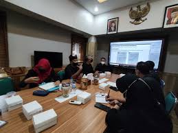 Rapat koordinasi merupakan salah satu instrumen penting dalam pengelolaan pemerintahan daerah. Di Kabupaten Banyuwangi, rapat koordinasi tidak hanya sekadar agenda rutin, tetapi juga merupakan langkah strategis untuk membangun sinergi antara berbagai pihak dalam mencapai tujuan pembangunan daerah. Dalam beberapa tahun terakhir, Kabupaten Banyuwangi telah menunjukkan komitmen kuat dalam meningkatkan kualitas pelayanan publik dan partisipasi masyarakat. Melalui rapat koordinasi ini, diharapkan semua elemen masyarakat, baik pemerintah, swasta, maupun masyarakat sipil, dapat berkolaborasi secara efektif demi kemajuan bersama. Artikel ini akan membahas lebih dalam tentang pelaksanaan rapat koordinasi Kabupaten Banyuwangi, meliputi tujuan, proses, hasil, serta tantangan yang dihadapi. 1. Tujuan Rapat Koordinasi Kabupaten Banyuwangi Rapat koordinasi di Kabupaten Banyuwangi memiliki beragam tujuan yang sangat strategis. Pertama, rapat ini bertujuan untuk menyamakan persepsi antara pemerintah daerah dan stakeholder terkait. Dalam konteks pembangunan daerah, penting bagi semua pihak untuk memiliki visi dan misi yang sejalan. Hal ini akan menghindari tumpang tindih kebijakan dan program yang berpotensi menghambat proses pembangunan. Selain itu, rapat koordinasi juga bertujuan untuk mengevaluasi program-program yang telah dilaksanakan sebelumnya. Dengan mengevaluasi, pemerintah dan stakeholder dapat mengidentifikasi apa saja yang berhasil dan apa yang perlu diperbaiki. Hasil evaluasi ini menjadi landasan dalam merumuskan kebijakan dan program selanjutnya. Tujuan lain dari rapat ini adalah untuk memperkuat jejaring komunikasi antara pemerintah daerah dengan masyarakat. Melalui forum ini, masyarakat diberikan kesempatan untuk menyampaikan aspirasi, saran, dan kritik terhadap kebijakan pemerintah. Dengan adanya masukan dari masyarakat, pemerintah dapat lebih responsif dan adaptif terhadap kebutuhan warganya. Terakhir, rapat koordinasi juga berfungsi untuk memfasilitasi kerjasama antar lembaga, baik pemerintah maupun swasta. Kerjasama ini sangat penting dalam mengoptimalkan sumber daya yang ada, sehingga pelaksanaan program dapat lebih efektif dan efisien. 2. Proses Pelaksanaan Rapat Koordinasi Proses pelaksanaan rapat koordinasi di Kabupaten Banyuwangi dimulai dengan perencanaan yang matang. Tim sekretariat biasanya akan menyusun agenda dan menentukan peserta yang diundang. Peserta rapat tidak hanya berasal dari unsur pemerintah, tetapi juga melibatkan perwakilan masyarakat, organisasi non-pemerintah, dan sektor swasta. Setelah agenda ditetapkan, tim akan menyebarkan undangan dan menyediakan materi yang diperlukan. Persiapan ini sangat penting agar rapat berjalan lancar dan semua peserta dapat memahami topik yang akan dibahas. Pada hari pelaksanaan, rapat dimulai dengan pembukaan yang biasanya diisi dengan sambutan oleh kepala daerah atau pejabat terkait. Pembukaan ini bertujuan untuk memberikan konteks tentang pentingnya rapat dan harapan-harapan yang ingin dicapai. Selanjutnya, materi rapat disampaikan oleh narasumber yang kompeten di bidangnya. Diskusi menjadi bagian inti dari rapat, di mana peserta dibagi menjadi beberapa kelompok untuk membahas isu-isu tertentu. Pendekatan ini membantu menciptakan suasana diskusi yang interaktif dan partisipatif. Setelah diskusi, hasil pembahasan akan dipresentasikan dan dirumuskan menjadi kesepakatan bersama. Kesepakatan ini akan menjadi acuan dalam pelaksanaan program-program selanjutnya. Proses pelaksanaan rapat koordinasi diakhiri dengan penutup yang biasanya juga diisi oleh kepala daerah, yang memberikan arahan dan motivasi untuk melaksanakan kesepakatan yang telah dibuat. 3. Hasil dan Manfaat Rapat Koordinasi Hasil dari rapat koordinasi Kabupaten Banyuwangi sangat beragam dan dapat dilihat dari berbagai aspek. Salah satu hasil yang paling signifikan adalah terciptanya kesepakatan bersama yang menjadi panduan dalam pelaksanaan program pembangunan. Kesepakatan ini mencakup rencana kerja, pembagian tugas antar lembaga, serta indikator keberhasilan yang jelas. Manfaat lain yang dapat diperoleh dari rapat koordinasi adalah meningkatnya partisipasi masyarakat dalam proses pengambilan keputusan. Ketika masyarakat diberi kesempatan untuk menyampaikan pendapatnya, mereka merasa dihargai dan terlibat dalam pembangunan daerah. Ini tentu akan berdampak positif terhadap tingkat kepuasan masyarakat terhadap layanan publik. Rapat koordinasi juga menghasilkan jaringan kerjasama yang lebih kuat antara pemerintah dan pihak swasta. Dengan terbentuknya kerjasama ini, sumber daya yang ada dapat dimanfaatkan secara optimal. Selain itu, kolaborasi antara berbagai pihak juga membuka peluang untuk inovasi dan pengembangan program-program baru. Secara keseluruhan, hasil dan manfaat dari rapat koordinasi ini tidak hanya dirasakan dalam jangka pendek, tetapi juga memiliki dampak jangka panjang terhadap pembangunan Kabupaten Banyuwangi. Dengan terus melakukan rapat koordinasi yang terencana dan terarah, diharapkan Banyuwangi dapat terus maju dan berkembang. 4. Tantangan dalam Pelaksanaan Rapat Koordinasi Meskipun memiliki banyak manfaat, pelaksanaan rapat koordinasi di Kabupaten Banyuwangi tidak lepas dari berbagai tantangan. Salah satu tantangan utama adalah kurangnya komitmen dari sebagian peserta untuk terlibat aktif dalam diskusi. Beberapa pihak mungkin merasa bahwa rapat ini tidak memberikan dampak langsung terhadap pekerjaan mereka, sehingga mereka kurang antusias untuk memberikan kontribusi. Selain itu, terkadang terdapat perbedaan kepentingan antara pemerintah dan masyarakat yang dapat menghambat proses diskusi. Misalnya, dalam masalah pembangunan infrastruktur, pemerintah mungkin lebih fokus pada aspek teknis, sementara masyarakat lebih memprioritaskan dampak sosial dari pembangunan tersebut. Perbedaan perspektif ini perlu dikelola dengan baik agar tujuan rapat dapat tercapai. Tantangan lainnya adalah masalah teknis, seperti kurangnya sarana dan prasarana yang memadai untuk mendukung pelaksanaan rapat. Beberapa lokasi mungkin tidak memiliki fasilitas yang memadai, sehingga dapat mengganggu kelancaran rapat. Terakhir, tantangan dalam hal dokumentasi juga sering muncul. Jika hasil rapat tidak dicatat dengan baik, maka kesepakatan yang telah dicapai dapat terlupakan, dan pelaksanaan program selanjutnya tidak dapat berjalan sesuai rencana. Oleh karena itu, penting untuk memastikan bahwa semua hasil rapat dicatat dan disebarluaskan kepada semua pihak yang terlibat.