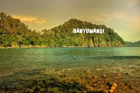 Kabupaten Banyuwangi, yang terletak di ujung timur Pulau Jawa, telah mencuri perhatian sebagai salah satu destinasi pariwisata unggulan di Indonesia. Dengan kekayaan alam yang melimpah, budaya yang beragam, serta potensi wisata yang unik, Banyuwangi tidak hanya menjadi magnet bagi para wisatawan domestik, tetapi juga wisatawan mancanegara. Dalam rangka mengoptimalkan potensi pariwisata ini, strategi komunikasi yang efektif dan terarah menjadi sangat penting. Melalui komunikasi yang tepat, Kabupaten Banyuwangi berusaha untuk mempromosikan berbagai destinasinya serta membangun citra positif yang dapat menarik lebih banyak pengunjung. Artikel ini akan membahas empat strategi komunikasi kunci yang diterapkan oleh Pemerintah Kabupaten Banyuwangi dalam upaya mengandalkan sektor pariwisata. 1. Pengembangan Branding Destinasi Salah satu langkah awal yang diambil oleh Kabupaten Banyuwangi adalah pengembangan branding destinasi yang kuat. Branding yang baik berfungsi sebagai identitas yang membedakan Banyuwangi dari daerah lain. Dalam hal ini, Pemerintah Kabupaten Banyuwangi mengedepankan keunikan yang dimiliki daerah tersebut, seperti keindahan alam, keragaman budaya, serta event-event khas yang menjadi daya tarik bagi wisatawan. Untuk memperkuat branding, Kabupaten Banyuwangi menggelar berbagai festival dan acara budaya yang tidak hanya menarik wisatawan tetapi juga memperkenalkan tradisi lokal kepada dunia. Misalnya, Festival Banyuwangi Ethno Carnival yang menampilkan berbagai atribut budaya dan seni dari masyarakat lokal. Selain itu, penggunaan media sosial dan platform digital untuk mempromosikan acara-acara tersebut juga sangat krusial. Melalui konten yang menarik, Kabupaten Banyuwangi berhasil menciptakan buzz yang positif dan meningkatkan minat masyarakat untuk berkunjung. Selain itu, kolaborasi dengan influencer dan media juga menjadi bagian dari strategi branding. Dengan menggandeng figur publik yang memiliki follower yang banyak, pesan-pesan tentang keindahan Banyuwangi dapat menjangkau audiens yang lebih luas. Kegiatan promosi ini akan memberikan dampak jangka panjang dalam membangun citra positif Banyuwangi sebagai destinasi wisata yang layak dikunjungi. 2. Komunikasi yang Terintegrasi Dalam era digital yang serba cepat ini, komunikasi yang terintegrasi menjadi sangat penting. Kabupaten Banyuwangi telah mengimplementasikan strategi komunikasi yang melibatkan berbagai saluran, baik online maupun offline, untuk memastikan bahwa pesan-pesan yang disampaikan konsisten dan mudah diakses oleh masyarakat. Komunikasi terintegrasi ini mencakup penggunaan website resmi, media sosial, serta kolaborasi dengan media massa. Website resmi Kabupaten Banyuwangi berfungsi sebagai sumber informasi utama tentang destinasi wisata, event, serta fasilitas yang tersedia. Dengan tampilan yang user-friendly dan informasi yang lengkap, pengunjung dapat dengan mudah menemukan informasi yang mereka butuhkan. Selain itu, media sosial seperti Instagram dan Facebook digunakan untuk membagikan konten visual yang menarik, yang bisa menarik perhatian wisatawan muda. Kolaborasi dengan media lokal dan nasional juga dilakukan untuk meningkatkan eksposur informasi tentang pariwisata Banyuwangi. Dengan melakukan press release dan mengundang jurnalis untuk meliput berbagai acara, Kabupaten Banyuwangi dapat memastikan bahwa berita positif tentang pariwisata mereka dapat menjangkau lebih banyak orang. Semua upaya ini, jika dilakukan dengan baik, akan menciptakan citra yang positif dan berkelanjutan bagi pariwisata Kabupaten Banyuwangi. 3. Pemberdayaan Masyarakat Lokal Pemberdayaan masyarakat lokal adalah salah satu pilar utama dari strategi komunikasi pariwisata Banyuwangi. Dengan melibatkan masyarakat setempat dalam pengembangan pariwisata, bukan hanya meningkatkan perekonomian lokal tetapi juga memperkuat hubungan antara pengunjung dan budaya lokal. Pemerintah Kabupaten Banyuwangi menyadari bahwa masyarakat adalah ujung tombak dalam menyampaikan informasi dan pengalaman yang autentik kepada para wisatawan. Salah satu program yang dijalankan adalah pelatihan bagi masyarakat lokal tentang cara melayani pengunjung dan memberikan informasi yang akurat mengenai potensi wisata yang ada. Masyarakat juga diajarkan tentang pentingnya menjaga kebersihan dan kelestarian lingkungan, sehingga wisatawan dapat menikmati keindahan alam yang ada tanpa merusak ekosistem. Selain itu, pengembangan produk wisata berbasis masyarakat seperti homestay dan kuliner lokal juga diciptakan untuk memberikan pengalaman yang lebih dekat dengan budaya Banyuwangi. Inisiatif ini tidak hanya memberikan keuntungan ekonomi bagi masyarakat tetapi juga menciptakan kesan mendalam bagi para wisatawan yang mengunjungi. 4. Evaluasi dan Pengembangan Berkelanjutan Strategi komunikasi yang baik harus selalu dievaluasi untuk memastikan efektivitasnya. Kabupaten Banyuwangi menerapkan proses evaluasi yang rutin terhadap semua kegiatan promosi yang dilakukan. Dengan mengumpulkan feedback dari wisatawan dan masyarakat lokal, pemerintah daerah dapat mengetahui apa yang berhasil dan apa yang perlu diperbaiki. Pengembangan berkelanjutan juga menjadi fokus utama dalam strategi komunikasi pariwisata. Hal ini mencakup pemeliharaan dan pengembangan infrastruktur yang mendukung sektor pariwisata, seperti akses jalan, fasilitas publik, dan pelayanan wisata. Pemerintah Kabupaten Banyuwangi juga berkomitmen untuk menjaga keaslian budaya dan lingkungan dalam setiap kegiatan pariwisata yang dilakukan. Dengan melakukan evaluasi dan pengembangan berkelanjutan, Banyuwangi tidak hanya akan mampu mempertahankan posisinya sebagai destinasi wisata yang menarik, tetapi juga akan memastikan bahwa pariwisata berkontribusi positif terhadap pembangunan daerah secara keseluruhan.