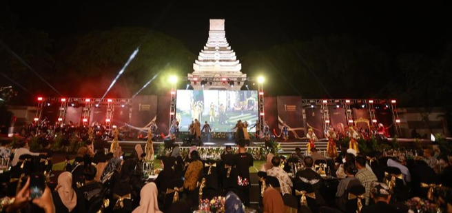 Musik merupakan bagian integral dari budaya dan identitas suatu daerah. Di Banyuwangi, Jawa Timur, musik tidak hanya menjadi hiburan, tetapi juga merupakan cerminan dari nilai-nilai, tradisi, dan sejarah masyarakatnya. Anugerah Musik Banyuwangi hadir sebagai platform untuk memberikan penghargaan kepada para musisi dan lagu-lagu daerah yang telah berkontribusi dalam memperkaya khazanah seni musik lokal. Melalui acara ini, diharapkan akan tercipta rasa bangga terhadap budaya lokal serta mendorong generasi muda untuk lebih mencintai dan melestarikan musik daerah mereka. Tulisan ini akan membahas secara mendalam tentang Anugerah Musik Banyuwangi, apresiasi terhadap musisi, serta peran penting lagu daerah dalam menjaga warisan budaya. Sejarah dan Latar Belakang Anugerah Musik Banyuwangi Sejarah Anugerah Musik Banyuwangi tidak lepas dari upaya masyarakat lokal dalam melestarikan seni dan budaya yang telah ada selama berabad-abad. Banyuwangi memiliki ragam jenis musik tradisional, seperti Gandrung, Jaranan, dan Thengul, yang mencerminkan kehidupan sosial dan budaya daerah. Dengan munculnya Anugerah Musik Banyuwangi, diharapkan dapat menjadi jembatan antara generasi tua dan muda dalam mengenal serta menghargai seni musik daerah. Acara ini pertama kali digelar pada tahun tertentu sebagai bentuk penghargaan bagi para musisi daerah yang telah berjuang untuk mengangkat nilai-nilai budaya lokal. Seiring dengan perkembangan zaman, Anugerah Musik Banyuwangi tidak hanya berfokus pada musik tradisional, tetapi juga mencakup berbagai genre musik modern yang terinspirasi dari kekayaan budaya Banyuwangi. Dengan demikian, acara ini menjadi lebih inklusif dan dapat menjangkau audiens yang lebih luas. Anugerah Musik Banyuwangi juga memiliki tujuan untuk meningkatkan kualitas dan profesionalisme para musisi daerah. Melalui pelatihan, workshop, dan kolaborasi dengan musisi nasional, diharapkan para musisi Banyuwangi dapat mengembangkan kemampuan mereka dan berinovasi dalam menciptakan karya-karya yang berkualitas. Dalam konteks ini, Anugerah Musik Banyuwangi bukan hanya sekadar acara penghargaan, tetapi juga sebuah gerakan untuk mengangkat musik daerah ke tingkat yang lebih tinggi. Selain itu, acara ini memberikan ruang bagi para musisi untuk menunjukkan dan mempertunjukkan karya mereka di depan publik. Ini merupakan kesempatan berharga bagi musisi yang mungkin belum dikenal luas untuk mendapatkan pengakuan dan dukungan dari masyarakat. Dengan demikian, Anugerah Musik Banyuwangi menjadi sarana untuk memperkuat solidaritas antar musisi dan menciptakan ekosistem musik yang lebih dinamis di Banyuwangi. Apresiasi Terhadap Musisi Lokal Salah satu aspek penting dari Anugerah Musik Banyuwangi adalah apresiasi yang diberikan kepada musisi lokal. Apresiasi ini tidak hanya berupa penghargaan dalam bentuk trofi atau piagam, tetapi juga bisa berupa dukungan finansial, promosi, dan kesempatan tampil di berbagai acara. Dengan adanya apresiasi ini, diharapkan musisi lokal merasa dihargai atas kerja keras dan dedikasi mereka dalam berkarya. Musisi lokal Banyuwangi memiliki karakter dan keunikan tersendiri dalam menciptakan karya. Mereka sering kali mengangkat tema-tema yang dekat dengan kehidupan sehari-hari masyarakat, seperti cinta, perjuangan, dan kehidupan sosial. Melalui karya-karya mereka, musisi lokal memberikan suara bagi masyarakat, dan ini merupakan hal yang patut diapresiasi. Anugerah Musik Banyuwangi menjadi salah satu cara untuk memberikan pengakuan terhadap kontribusi mereka dalam memperkaya budaya musik daerah. Selain itu, apresiasi terhadap musisi lokal juga berperan dalam memotivasi generasi muda untuk terlibat dalam dunia musik. Ketika musisi melihat bahwa karya mereka mendapat perhatian dan penghargaan, mereka akan lebih terdorong untuk terus berkarya dan berinovasi. Hal ini penting untuk menjaga keberlanjutan ekosistem musik daerah, dan pada gilirannya, dapat membantu generasi muda untuk lebih mencintai musik dan budaya lokal. Anugerah Musik Banyuwangi juga berusaha untuk menciptakan hubungan yang baik antara musisi lokal dengan pihak-pihak lain, seperti sponsor, media, dan pemerintah. Dengan dukungan dari berbagai pihak, diharapkan musisi lokal dapat lebih mudah mendapatkan akses ke sumber daya yang mereka butuhkan untuk berkembang. Ini adalah langkah penting dalam menciptakan iklim yang kondusif bagi perkembangan musik daerah di Banyuwangi. Peran Lagu Daerah dalam Melestarikan Budaya Lagu daerah memiliki peran yang sangat penting dalam melestarikan budaya dan tradisi suatu daerah. Di Banyuwangi, lagu-lagu daerah sering diisi dengan lirik yang mencerminkan nilai-nilai budaya, sejarah, dan kearifan lokal. Melalui lagu, generasi muda dapat belajar tentang identitas dan warisan budaya mereka, sehingga mereka lebih menghargai dan mencintai budaya asal mereka. Lagu daerah juga menjadi sarana untuk menyampaikan pesan-pesan sosial dan moral. Banyak lagu daerah yang mengandung hikmah dan pelajaran hidup yang relevan dengan kondisi masyarakat. Dengan demikian, lagu daerah tidak hanya berfungsi sebagai hiburan, tetapi juga sebagai alat pendidikan yang dapat membentuk karakter dan moralitas masyarakat. Anugerah Musik Banyuwangi mendorong musisi untuk menciptakan lagu-lagu yang tidak hanya enak didengar, tetapi juga sarat makna. Selain itu, lagu daerah memiliki daya tarik tersendiri yang mampu menarik perhatian pendengar. Meskipun ada banyak genre musik modern yang beredar, lagu daerah tetap memiliki tempat di hati masyarakat. Melalui Anugerah Musik Banyuwangi, lagu-lagu daerah yang berkualitas mendapatkan tempat untuk diperkenalkan dan dipromosikan kepada publik. Ini adalah langkah penting untuk memastikan bahwa lagu daerah tidak hanya diingat sebagai bagian dari sejarah, tetapi juga tetap relevan dalam kehidupan sehari-hari. Melestarikan lagu daerah juga berarti melestarikan budaya dan tradisi yang ada di dalamnya. Dengan terus menciptakan, menyanyikan, dan mengapresiasi lagu daerah, masyarakat dapat menjaga keberlanjutan tradisi serta menghindari hilangnya nilai-nilai budaya yang telah ada sejak lama. Anugerah Musik Banyuwangi berfungsi sebagai wadah untuk mengangkat lagu-lagu daerah dan memberikan ruang bagi musisi untuk mengeksplorasi dan berinovasi dalam menciptakan karya yang mencerminkan kekayaan budaya Banyuwangi. Dampak Positif Anugerah Musik Banyuwangi Terhadap Masyarakat Anugerah Musik Banyuwangi tidak hanya memberikan manfaat bagi musisi, tetapi juga berdampak positif terhadap masyarakat secara keseluruhan. Salah satu dampak positif yang paling terlihat adalah meningkatnya kesadaran masyarakat akan pentingnya melestarikan budaya dan seni musik daerah. Melalui acara ini, masyarakat diajak untuk lebih mengenal dan menghargai kekayaan musik yang ada di Banyuwangi. Acara ini juga menjadi ajang untuk menyatukan masyarakat. Dalam setiap penyelenggaraan, Anugerah Musik Banyuwangi menghadirkan berbagai pertunjukan yang dapat dinikmati oleh semua kalangan. Dengan demikian, masyarakat dapat berkumpul, bertukar pikiran, dan merayakan kebudayaan mereka bersama-sama. Ini menjadi momen penting untuk memperkuat tali persaudaraan dan solidaritas antar anggota masyarakat. Lebih jauh lagi, Anugerah Musik Banyuwangi memberikan kontribusi terhadap perekonomian lokal. Dengan menyelenggarakan acara yang menarik, akan ada pengunjung dari luar daerah yang datang untuk menyaksikan pertunjukan. Hal ini tentunya akan berdampak pada sektor pariwisata dan ekonomi lokal, seperti akomodasi, kuliner, dan industri kreatif lainnya. Investasi dalam seni dan budaya dapat memberikan dampak jangka panjang yang positif bagi kesejahteraan masyarakat. Akhirnya, Anugerah Musik Banyuwangi juga membantu membentuk generasi baru yang lebih menghargai seni dan budaya. Melalui pendidikan dan pelatihan yang diberikan, generasi muda akan diberdayakan untuk mengenal dan mencintai musik daerah mereka. Dengan demikian, diharapkan akan muncul musisi-musisi baru yang mampu meneruskan tradisi dan mengembangkan musik daerah ke arah yang lebih modern dan inovatif. Kesimpulan Anugerah Musik Banyuwangi merupakan inisiatif yang sangat penting dalam menjaga dan melestarikan seni musik serta budaya daerah Banyuwangi. Dengan memberikan penghargaan kepada para musisi lokal dan lagu-lagu daerah, acara ini mendorong masyarakat untuk lebih mencintai dan menghargai kekayaan budaya yang ada. Melalui penghargaan ini, musisi mendapat pengakuan atas kerja keras mereka, sementara masyarakat diajak untuk lebih mengenal dan mengapresiasi seni musik daerah. Dampak positif dari Anugerah Musik Banyuwangi tidak hanya dirasakan oleh musisi, tetapi juga oleh masyarakat secara keseluruhan. Dengan meningkatkan kesadaran akan pentingnya melestarikan seni dan budaya, menumbuhkan rasa kebersamaan, serta memberikan kontribusi terhadap perekonomian lokal, acara ini berperan penting dalam menciptakan iklim yang kondusif bagi perkembangan musik daerah. Akhirnya, Anugerah Musik Banyuwangi merupakan langkah strategis untuk memastikan bahwa lagu-lagu daerah dan seni musik Banyuwangi tetap hidup dan relevan di tengah perkembangan zaman. Dengan dukungan dari semua pihak, diharapkan acara ini dapat terus berlanjut dan memberikan manfaat yang lebih besar bagi masyarakat dan para musisi di Banyuwangi.